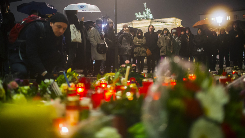 Нов митинг в Париж в памет на загиналите в &quot;Шарли ебдо&quot;