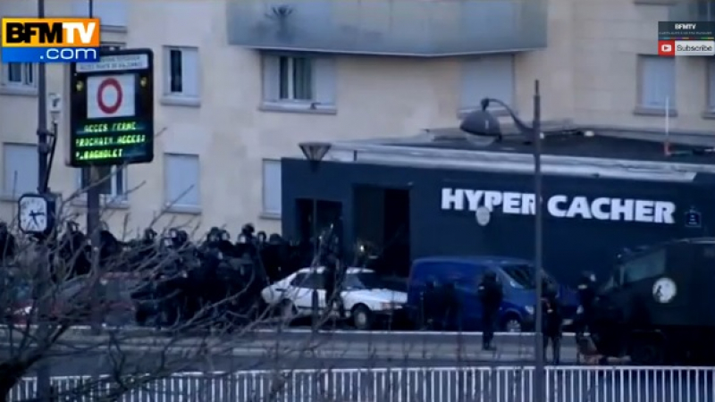 Ето го и първото ВИДЕО от атаката на спецчастите в Париж