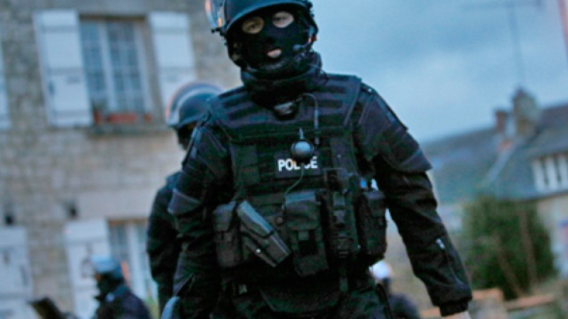 Заповед до френските полицаи: Носете оръжието си постоянно, терористите са се активизирали