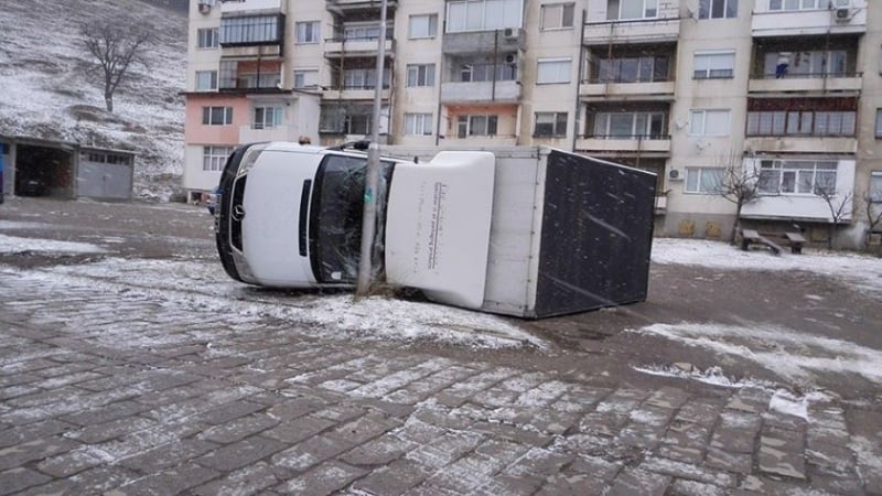 Невиждана стихия: Вижте как ураганен вятър обърна камион в Сопот 