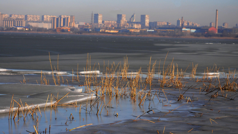 Зимата не отстъпва - езерото Вая остава сковано от лед (СНИМКИ)