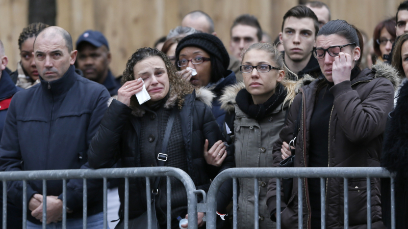 Париж се прощава с тримата убити полицаи 