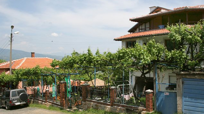 Писъци раздраха село Яворница: Докараха трупа на Орхан, майка му в шок