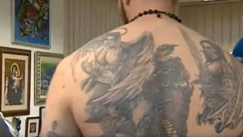 Емо Каменов се похвали с татуирани дяволи на гърба