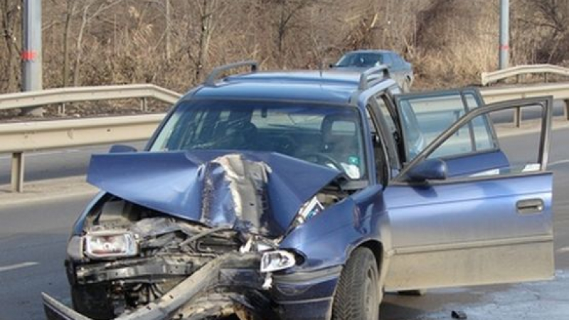 Тежка катастрофа в Бургас! Мерцедес помля опел, единият шофьор е в болница (СНИМКИ)