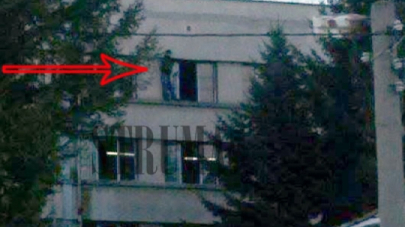 Вижте как затворникът от Бобов дол виси от прозореца (СНИМКА)