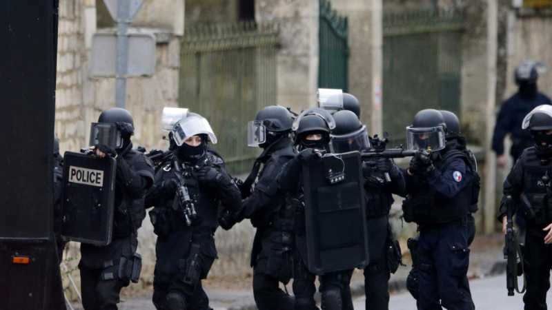 Атака във Франция! Въоръжени стреляха по джамия, осем души са ранени