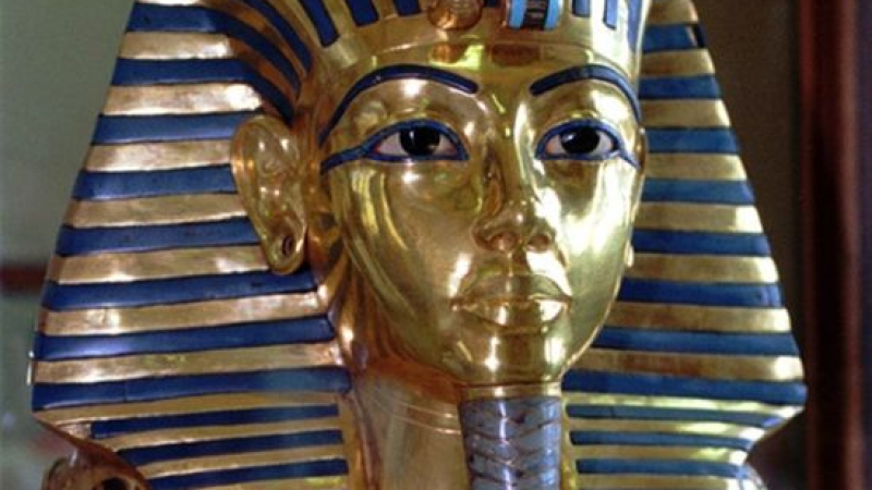 Счупиха златната маска на Тутанкамон
