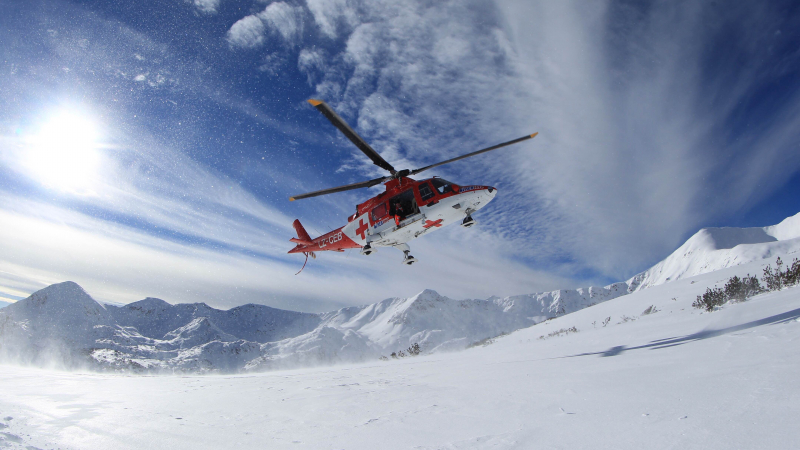 Хеликоптер откара пострадалия скиор за 10 минути в болница