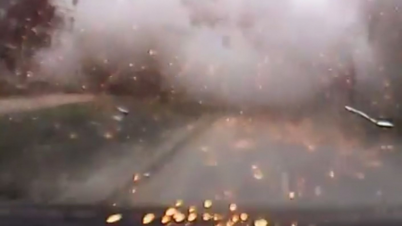 Камера засне как снарядите на „Град“ падаха в Мариупол (ВИДЕО)