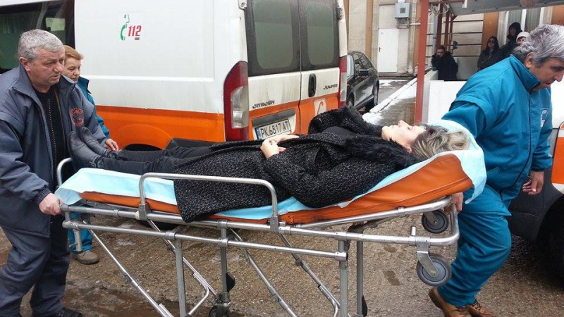 БЛИЦ TV: Жена припадна на погребението на Росица Янакиева