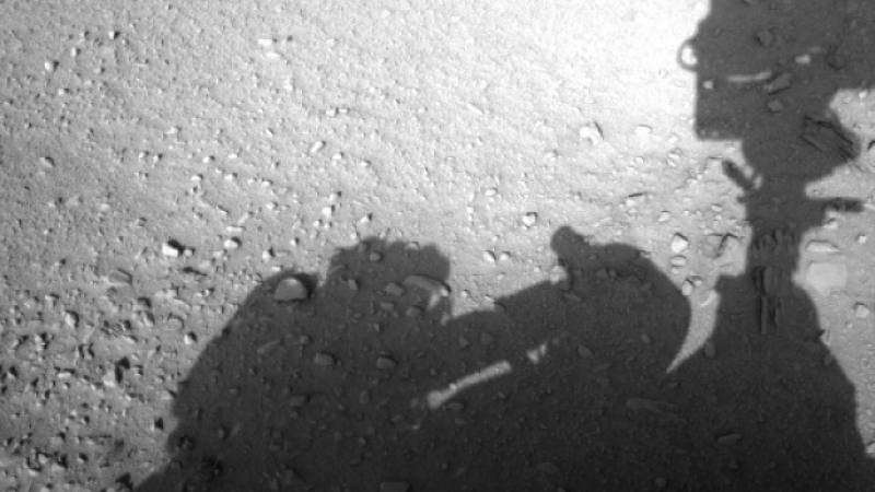 Нова снимка: Човешка сянка мърда до Кюриосити на Марс 