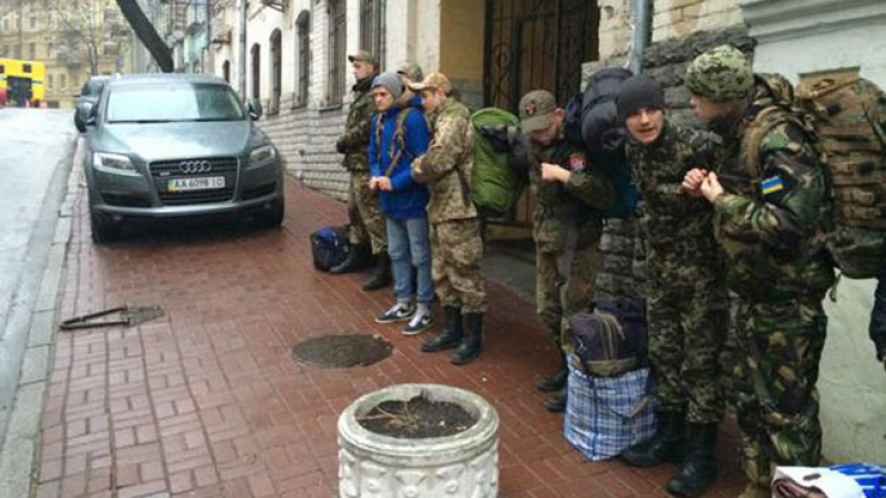 Киев готви батальон от 16-годишни, за да ги хвърли в бой