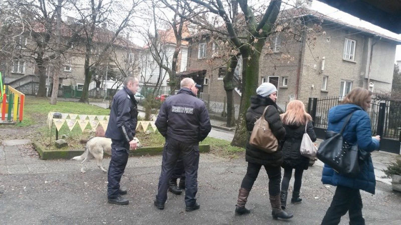 Само в БЛИЦ: Полицаи на акция за... два стола 