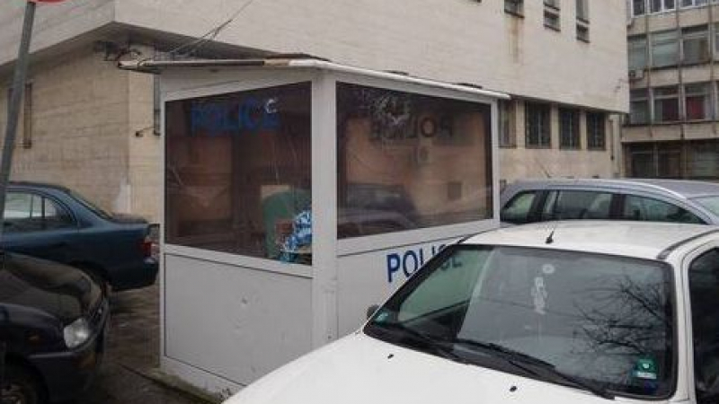 Бесният Живко Дуганов потроши полицейската будка, уцели с камък дежурния