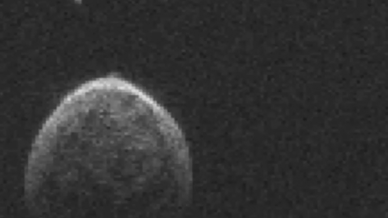 Астероидът, който прелетя край Земята, имал луна (ВИДЕО)