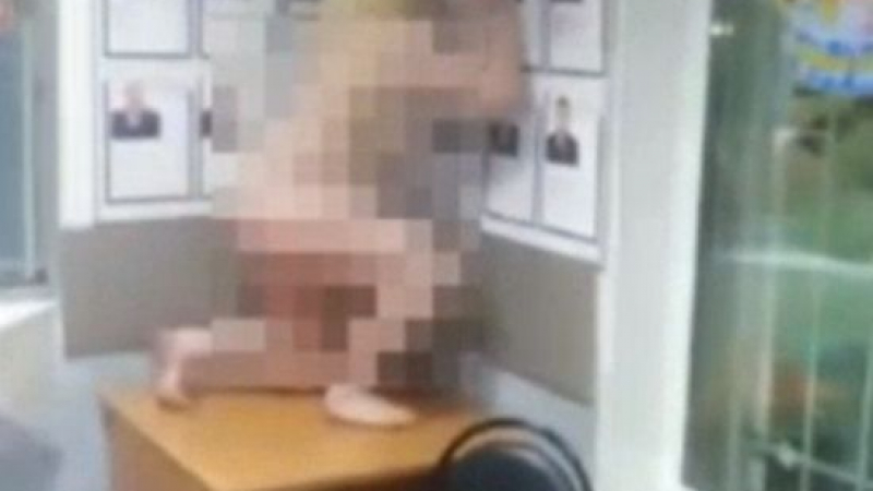 Уволняват полицаи за видео на гола жена в ареста (18+)