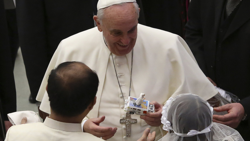Папата се срещна с транссексуален във Ватикана