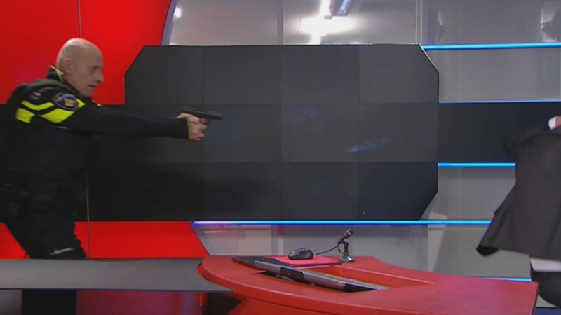 Въоръжен мъж нахлу в телевизия (ВИДЕО)