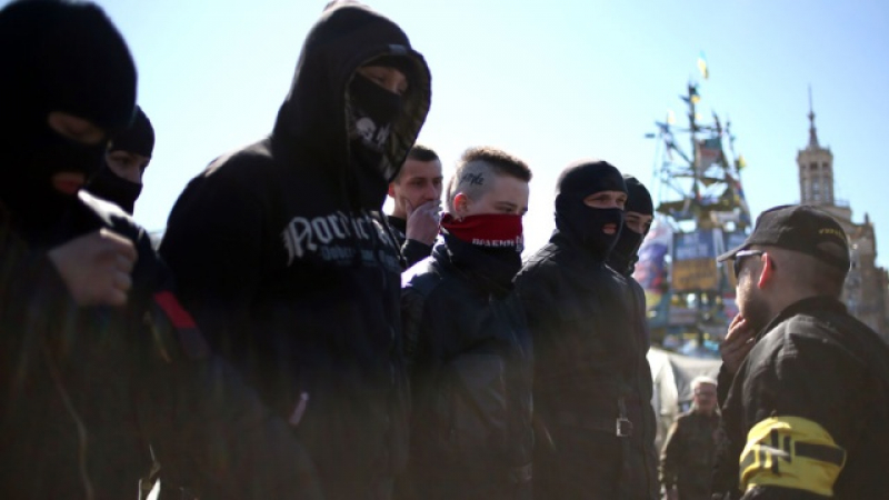 &quot;Десен сектор&quot; вербува 16-годишни за боевете в Донбас