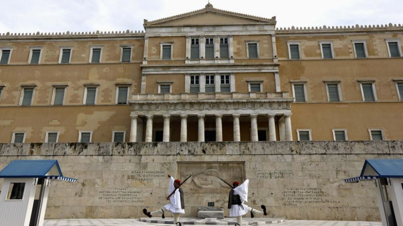 Гърция иска международна конференция за дълга си 