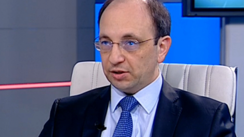 Николай Василев: Не трябва да се вадят пари от частните фондове