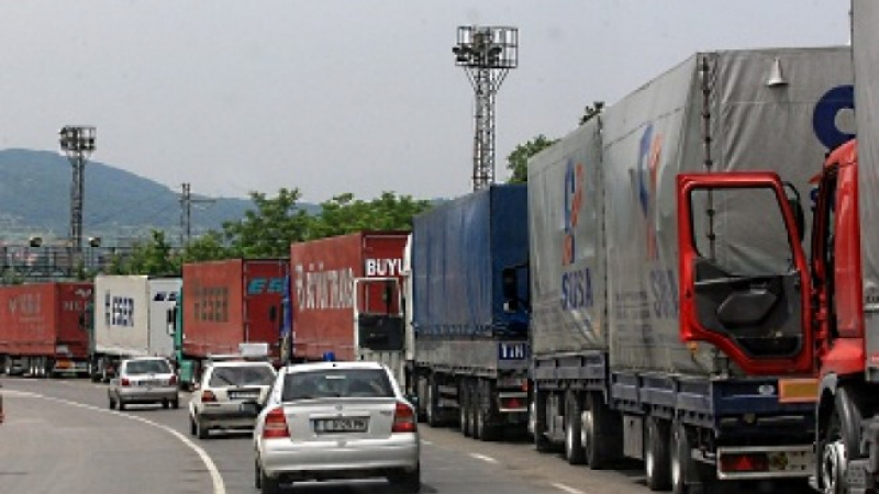 Читател на БЛИЦ: „Тапа” на границата със Сърбия, висим втори час