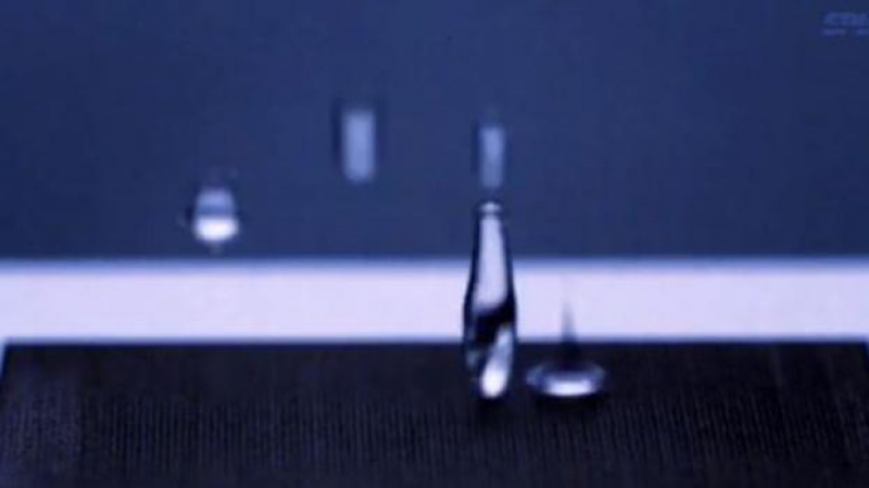 Чудо: Водата отскача като топче от ново вещество (ВИДЕО)