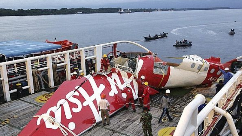 Пилотите на „Еър Ейжа” изключили важна система преди катастрофата