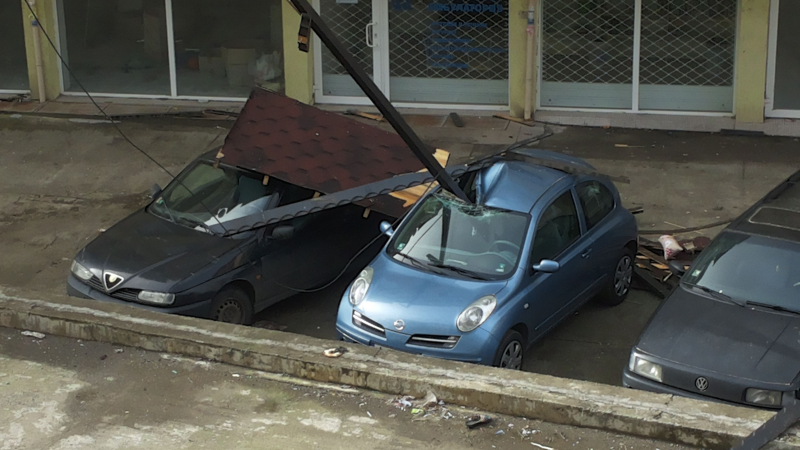 Очевидец от Бургас за БЛИЦ: Вятърът вдига всичко от балконите и троши автомобили (СНИМКИ)