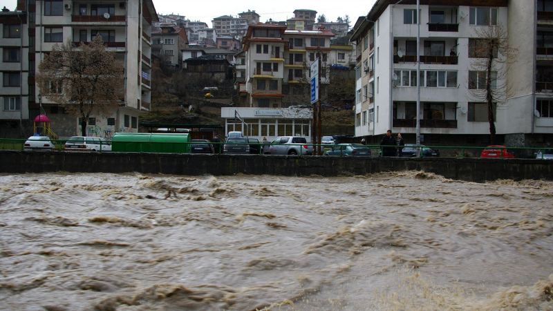  МВР за критичната обстановка:  Евакуираме хора, реките на много места са пред преливане