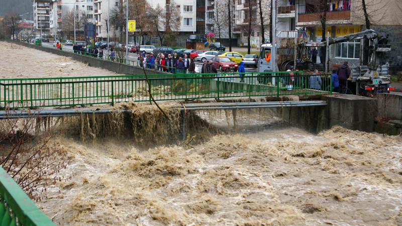 Половин България е под вода, най-засегнати са Смолян и Бургас 