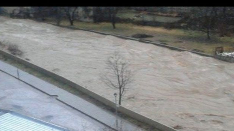 Критична ситуация в Смолян, река Черна прелива