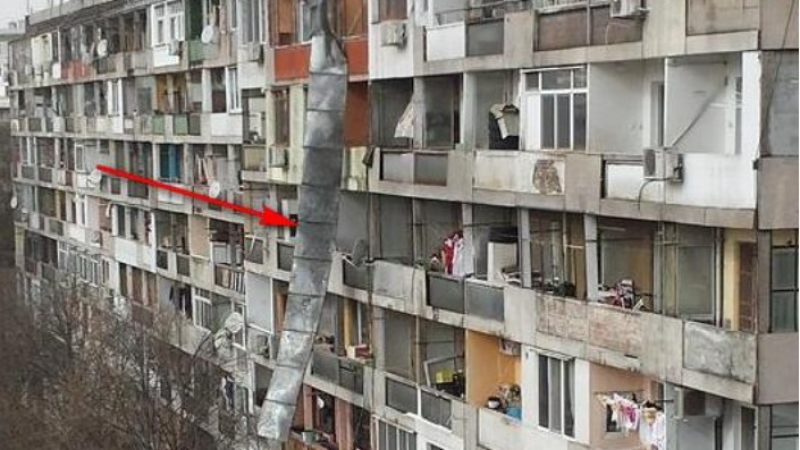 15-метрова ламарина като гилотина висна от 8-етажен блок (ВИДЕО)
