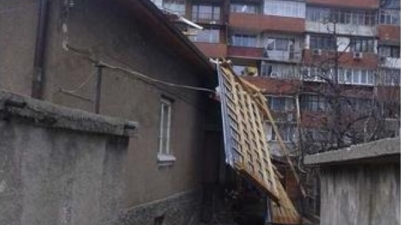 Ураганен вятър метна покрив върху къщата на екскмета на Дупница
