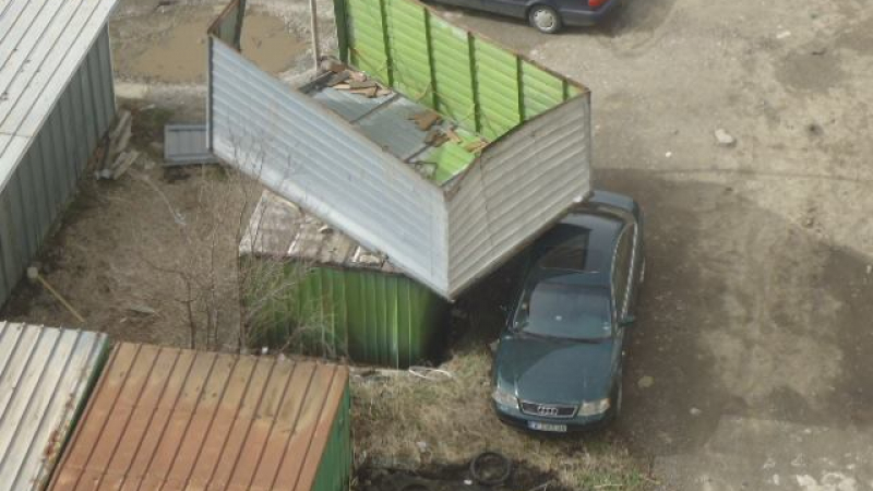 Ураганът подхвърли гараж във въздуха в Бургас (СНИМКИ)