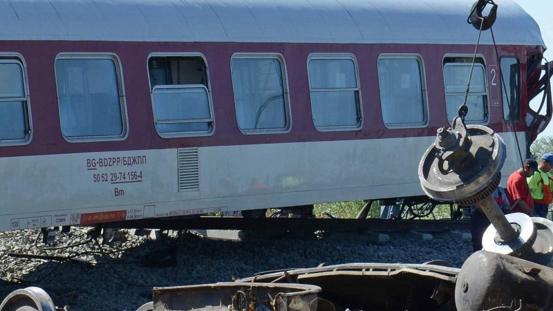 ЖП-инциденти: Влак излезе от релсите, паднали дървета блокираха друг