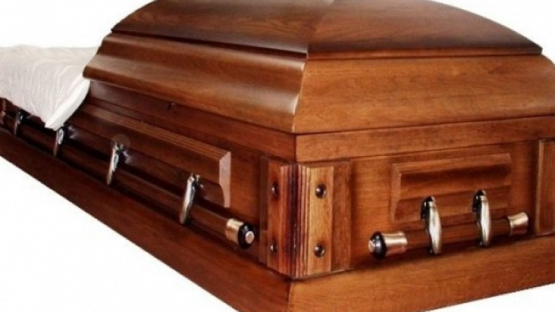 Заклет пушач възкръсна просълзен на погребението си 