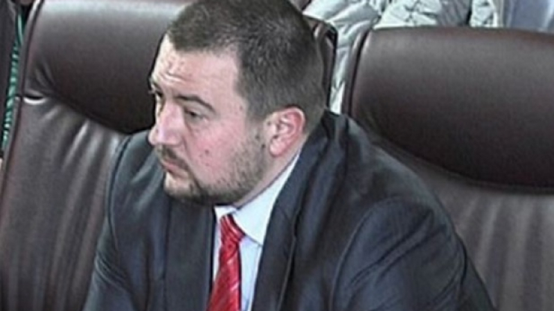 Шок: Арестуваният адвокат Елдъров поръчал да хвърлят обезглавена кокошка в колата на негов колега