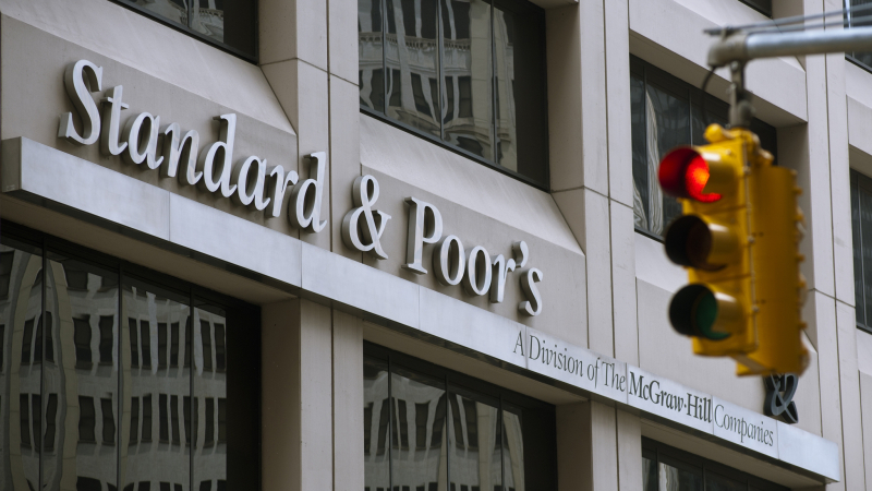 Standard &amp; Poor&#039;s понижи рейтингите на най-големите европейски банки