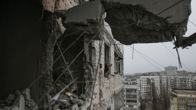 Украинската армия в отчаяние бомбардира покрайнините на Донецк (ВИДЕО)