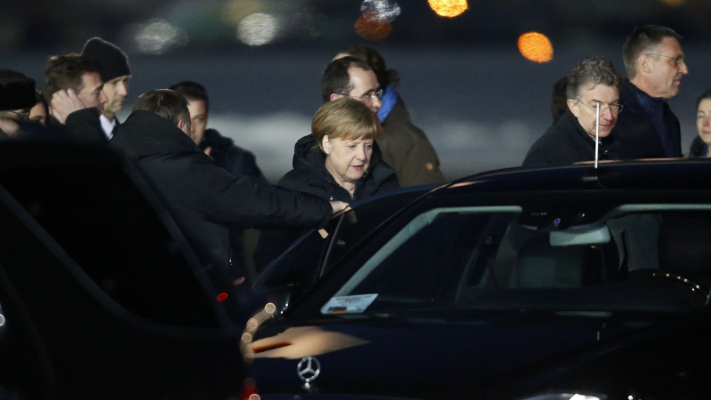 Меркел и Оланд кацнаха в Москва (СНИМКИ)