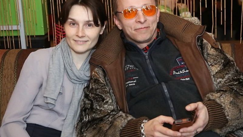 Руски топ актьор строши чене на имения ден на жена си 
