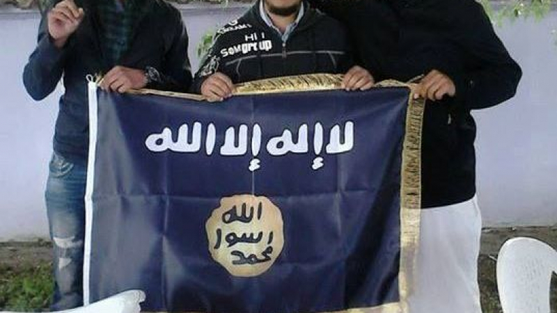 Имамът на Харманли позира със знамето на Ислямска държава 