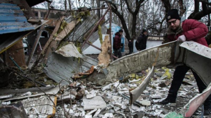 Високите блокове в Донецк се клатели като картонени от чудовищния взрив (ВИДЕО)
