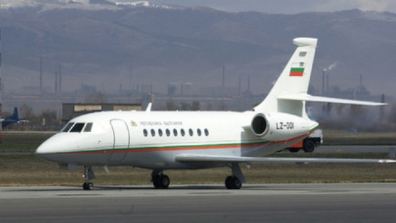 От борда на правителствения самолет за БЛИЦ: Кръжим над София, има технически проблем 