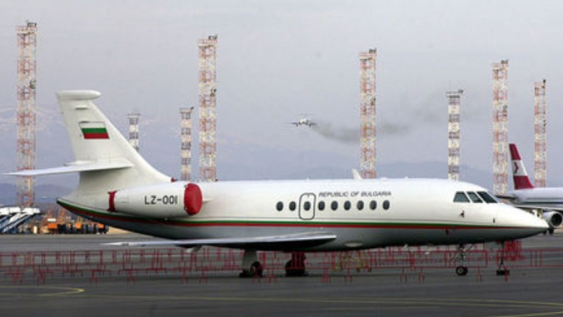 Първо в БЛИЦ: Правителственият самолет кацна след петото захождане 