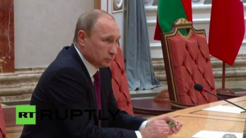Путин счупи химикалката си на срещата в Минск