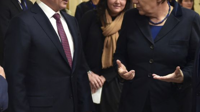 Путин и Меркел напуснаха за малко залата за преговори