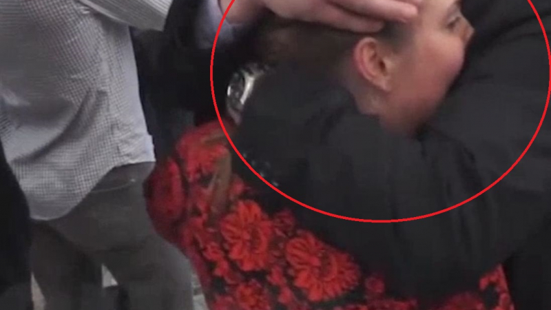 Ето как бодигард на Порошенко затвори устата на руска журналистка (ВИДЕО)